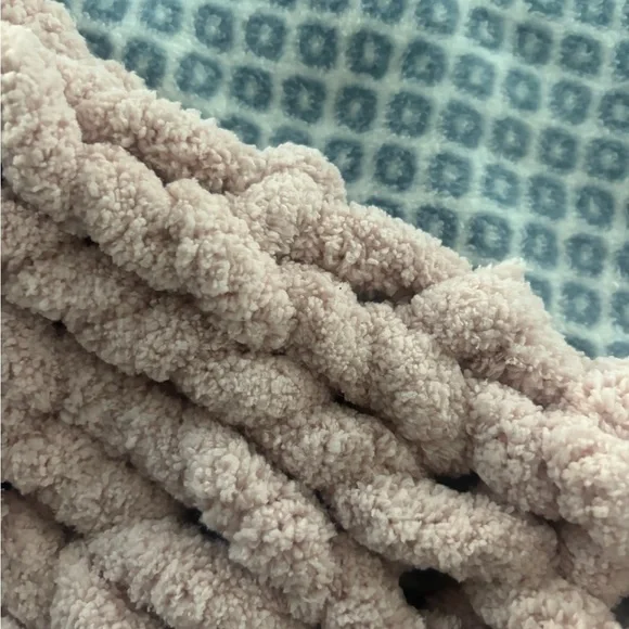 Chunky Knit Blanket yarn in Soft Pink - Picture 3 of 3